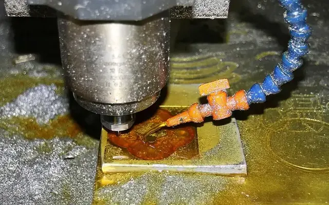 Usinage CNC à Genève : fraisage d'une pièce en atelier