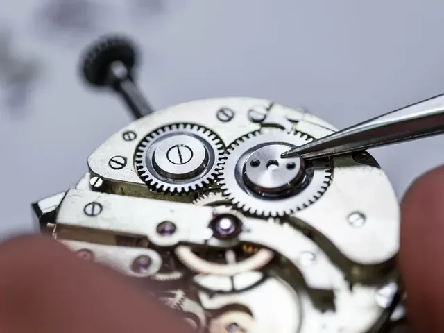 Tolérances d'usinage CNC — pièce de précision mesurée au micromètre
